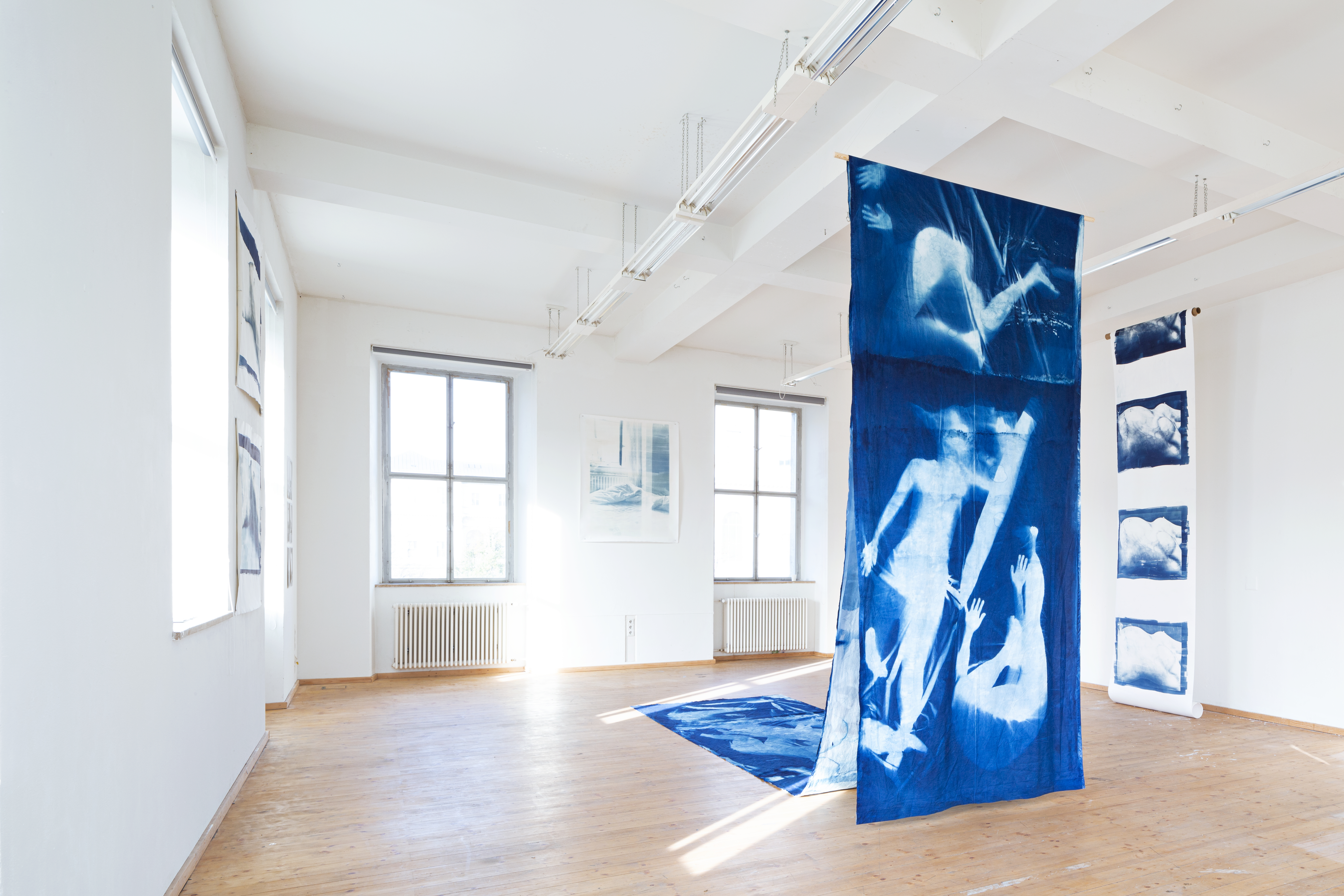 Cyanotypie auf Stoff – Examensabschlussarbeit der Künstler in Anna Greckl, München